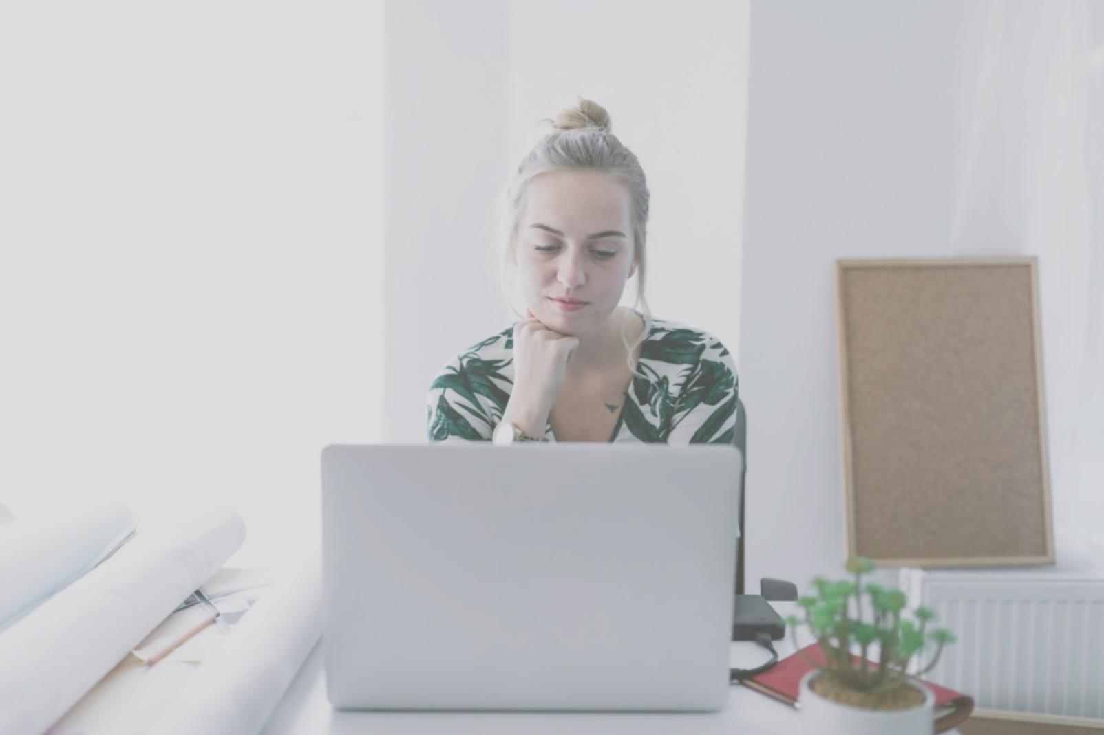 Interfaz de calculadoras financieras mostrando gráficos y análisis en tiempo real