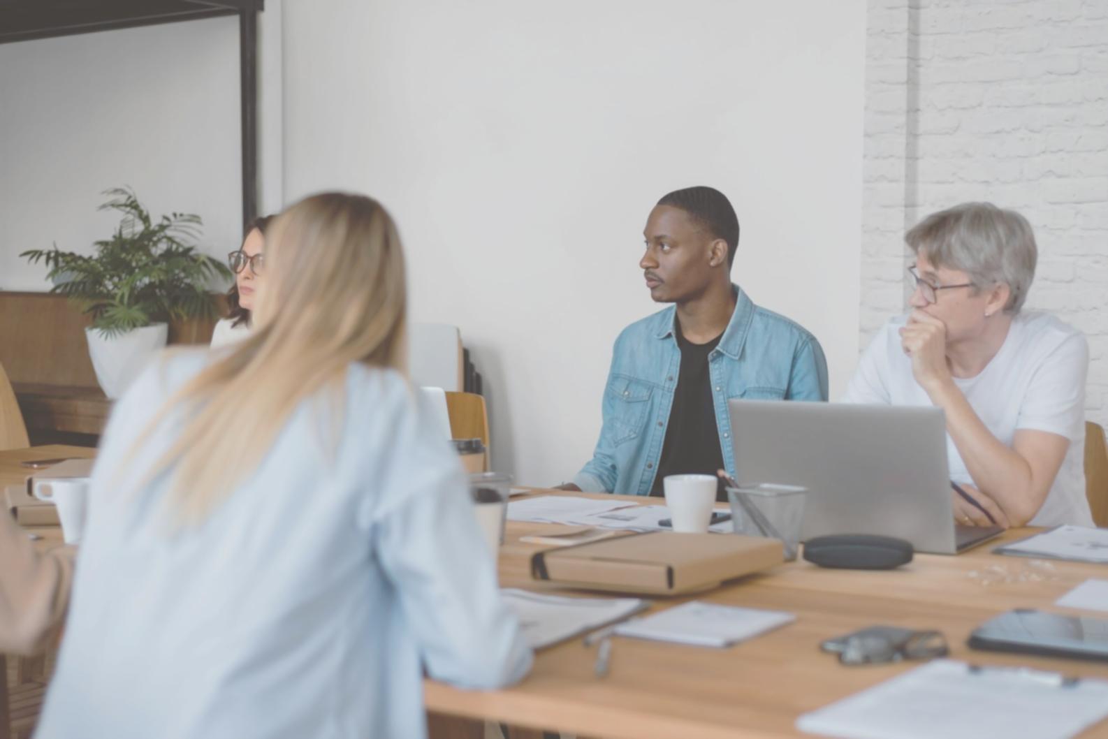 Sesión de planificación financiera con documentos y análisis detallados sobre mesa de trabajo