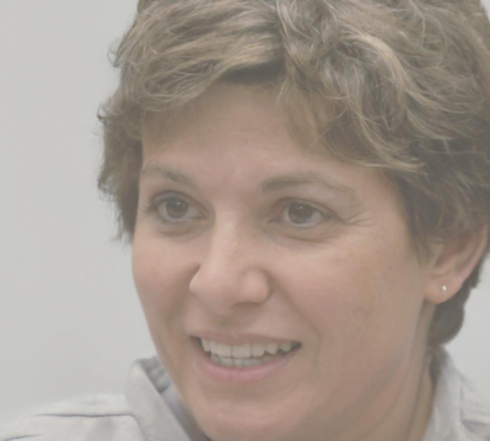 Foto de perfil de cliente satisfecha con los servicios financieros