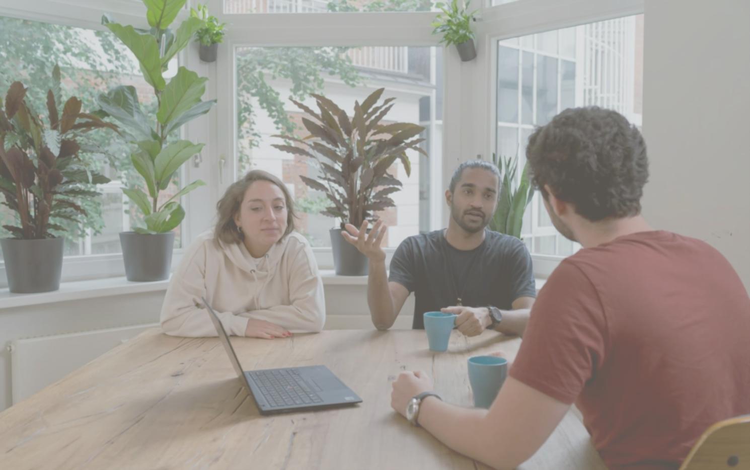 Equipo de veralitheno trabajando en soluciones financieras innovadoras